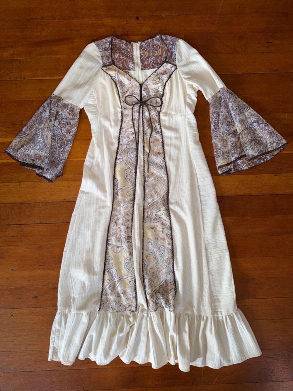 Vintage Gunne Sax Boho Cream Maxi Dress with Paisley Trim // size 6 or 8 Prairie
